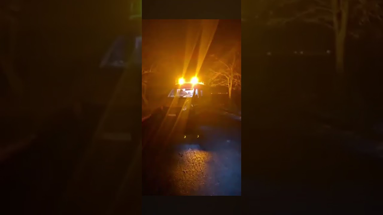 Lodowisko, wyciągnie busa z rowu. Zetor w akcji. Gołoledź