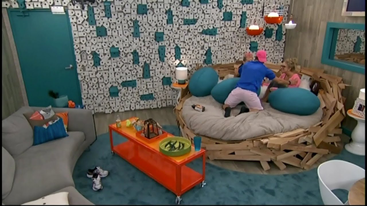 7/18 12:24am - Zach Joins Nicole and Frankie in the Nest, They Watch Hayden on the TV