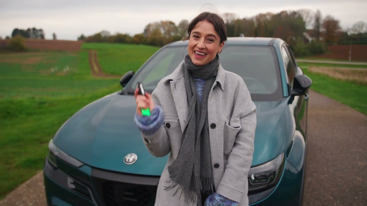 Esther stelt de nieuwe Alfa Romeo Junior voor