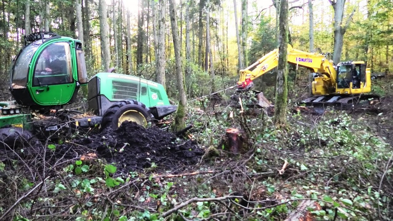 #Komatsu Kettenbagger rettet   #Harvester aus hoffnungsloser Lage......