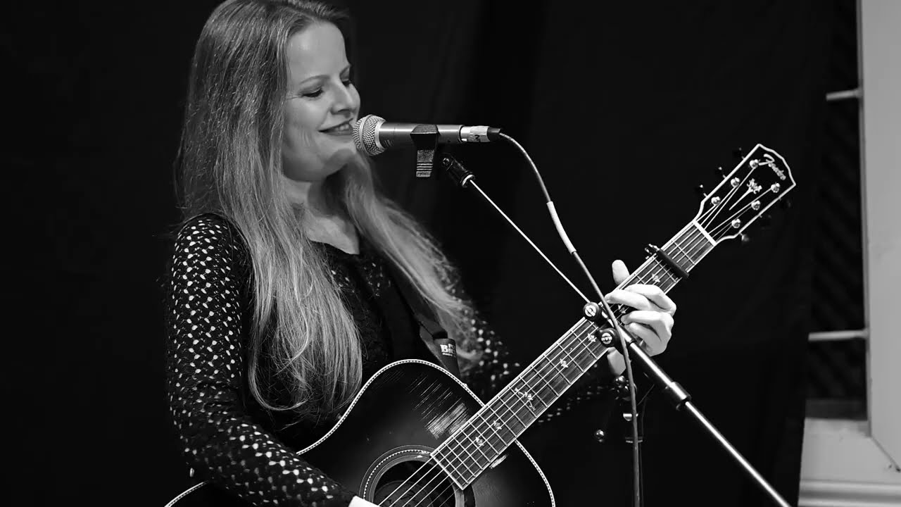 "Rolling Stone from Texas" yodel, performed by Alice Wallace and Andrew Sovine