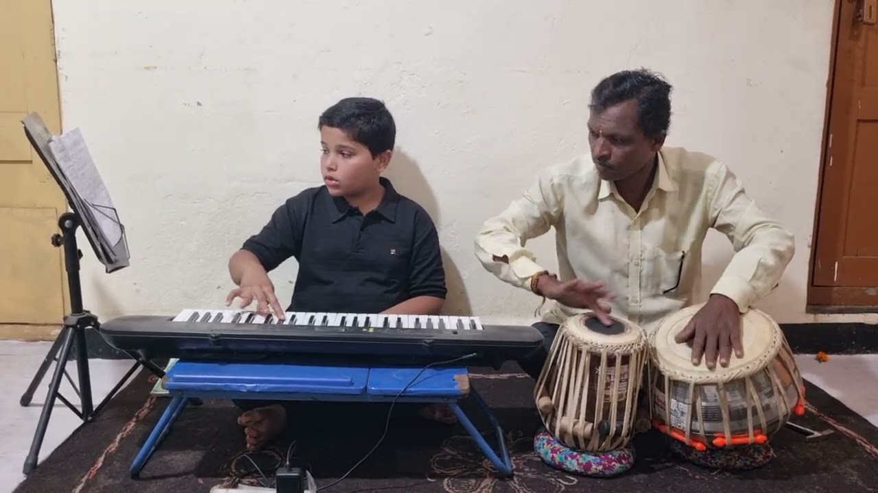 आला आला वारा संगे पावसाच्या धारा हार्मोनियम धून वाजवताना शिवम थोरात व गुरु जनार्दन लोहार