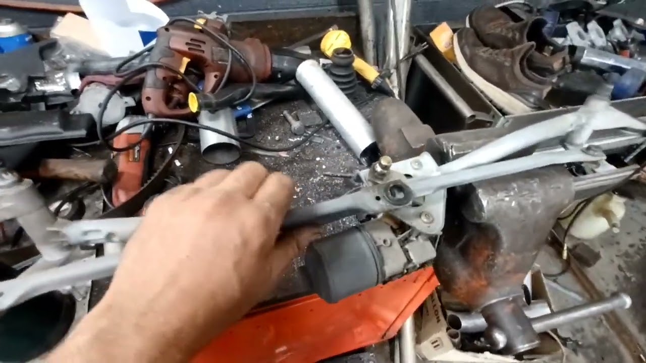 AUDI A4 1996-2005 ( B5 AND B6 ) WINDSHIELD WIPER PIVOT REPAIR.