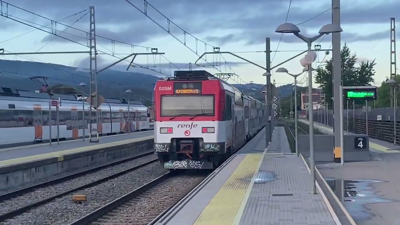 Renfe 450 Train departing from: Sant Celoni station. Destination: R2 Castelldefels (Color: Red)