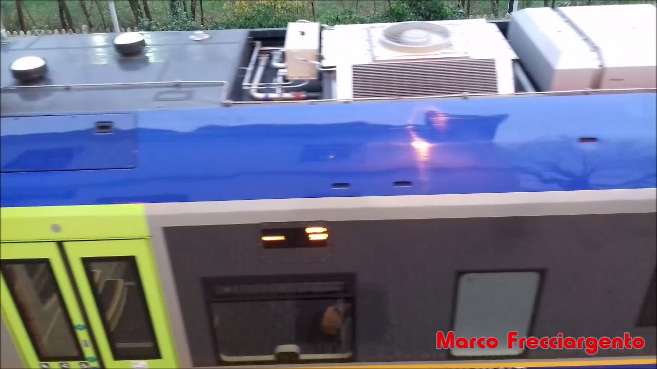 Arrivo e partenza ATR 220 033 ripreso dall'alto in Stazione a Postioma (TV)