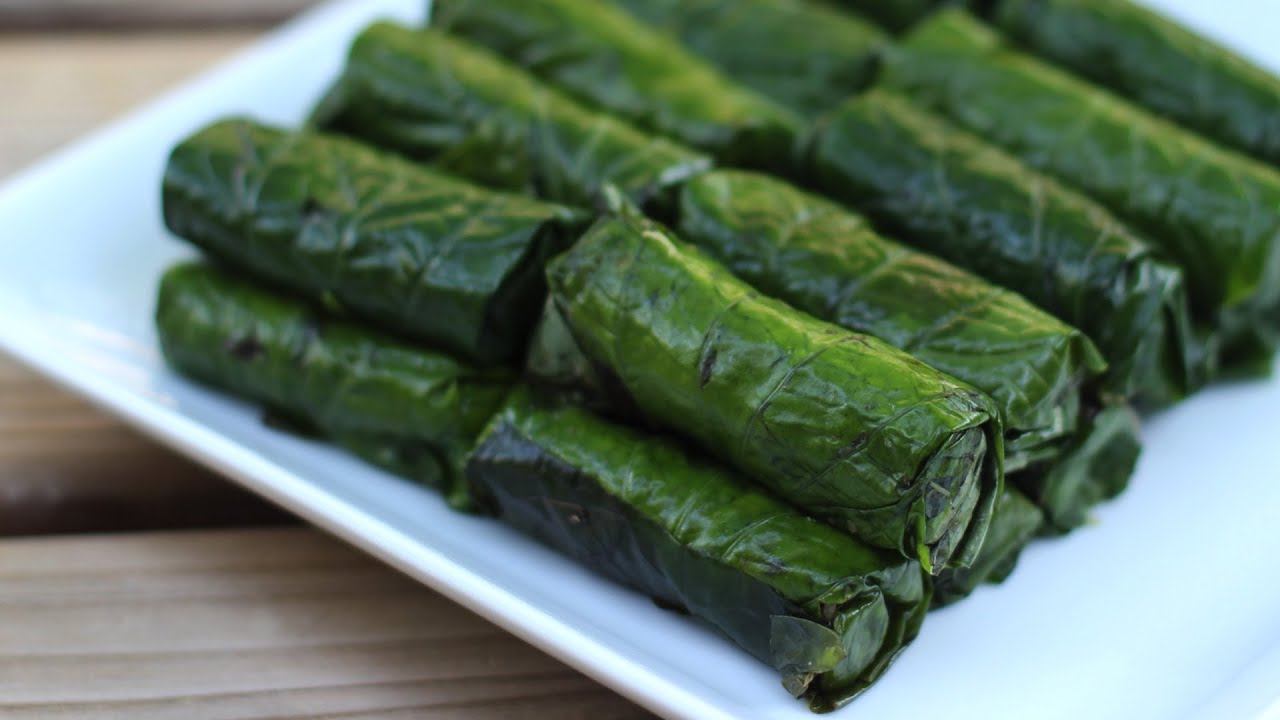 Bò lá lốt (Grilled beef in piper lolot leaves)