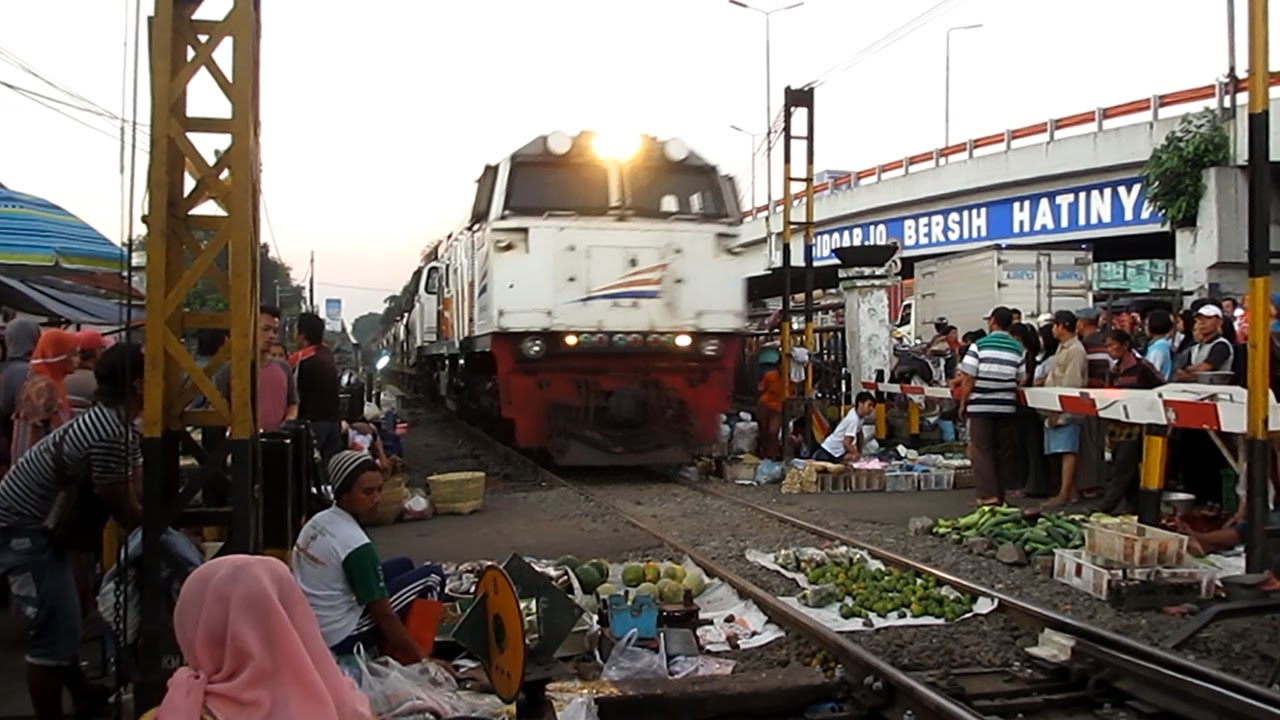 KA Barang Ngebut Lewat Pasar Waru