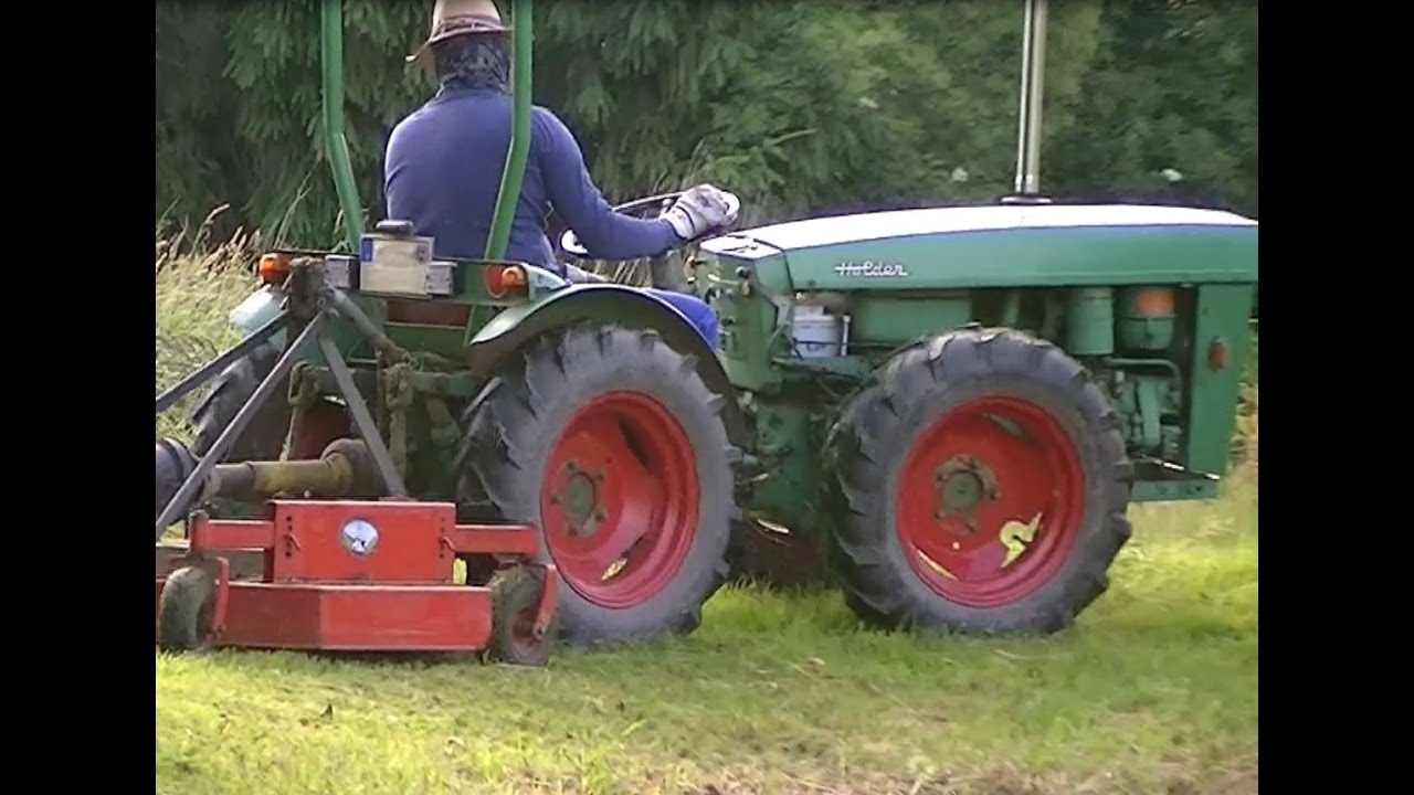 2 - Holder AG3 - Allrad Weinbau Traktor im Einsatz mit Maletti Mähwerk