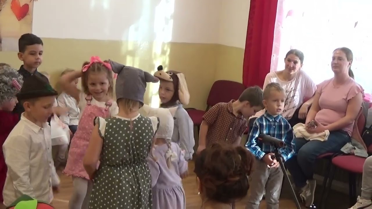 Október - Mesiac úcty k starším - Vystúpenie detí z materskej školy v Medzibrodí nad Oravou