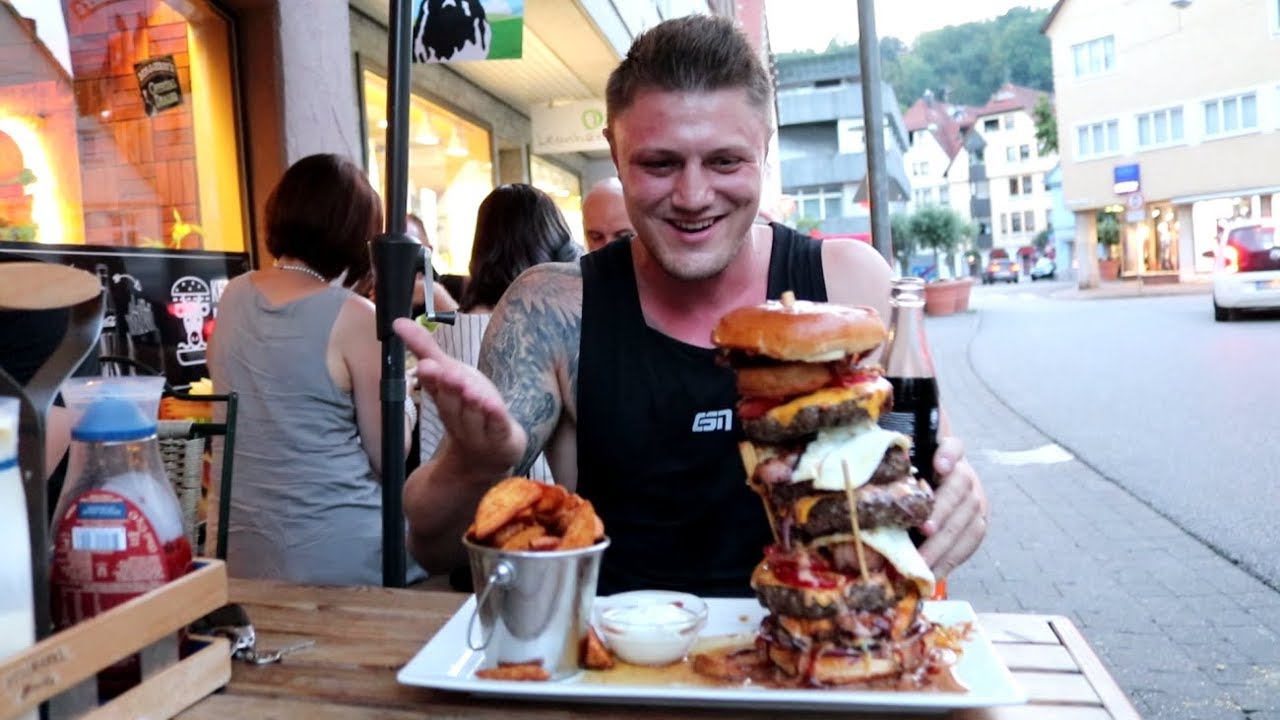 XXL Burger Challenge mit  1kg Fleisch | SMOLIK IN GEFAHR