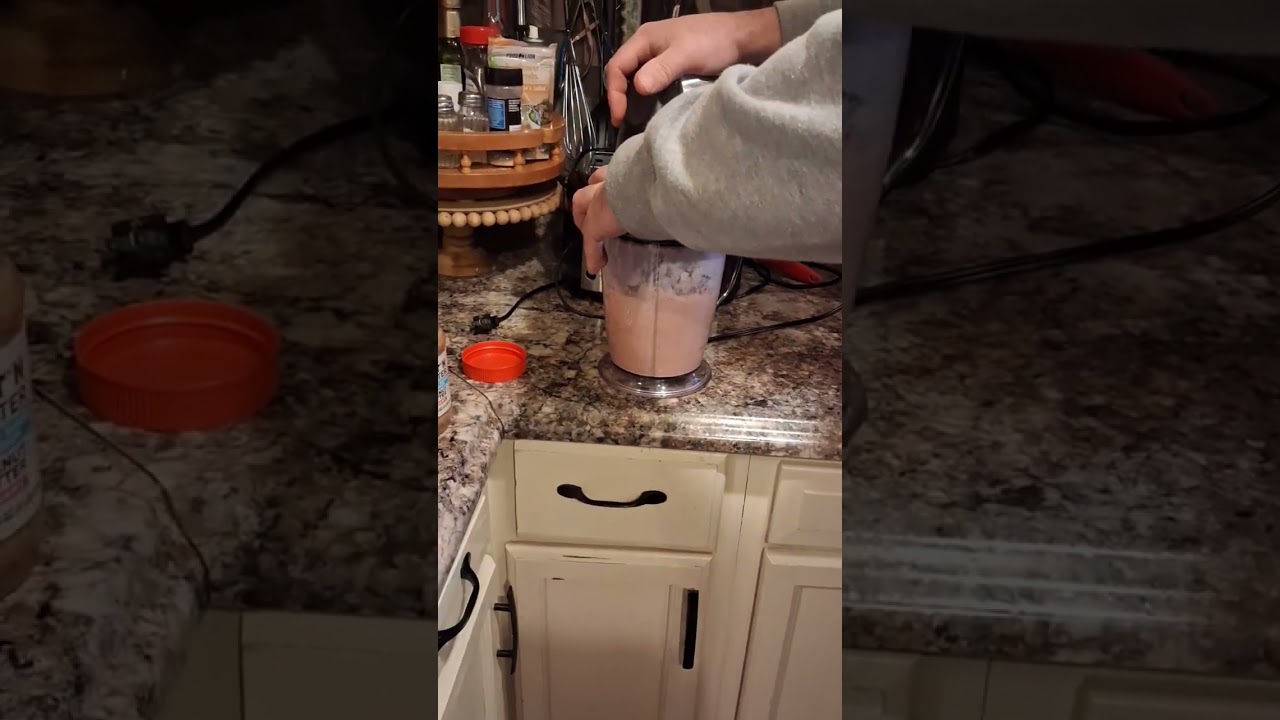 making a yummy frozen fruit smoothie 😋 🍌 🍓 🥤 😋  #frozenfruitsmoothie #yum #ninjablender