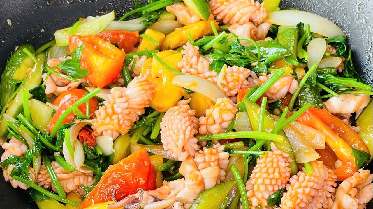 Dù cho mực đông lạnh qua bước sơ chế này sẽ giòn thơm như mực tươi mới