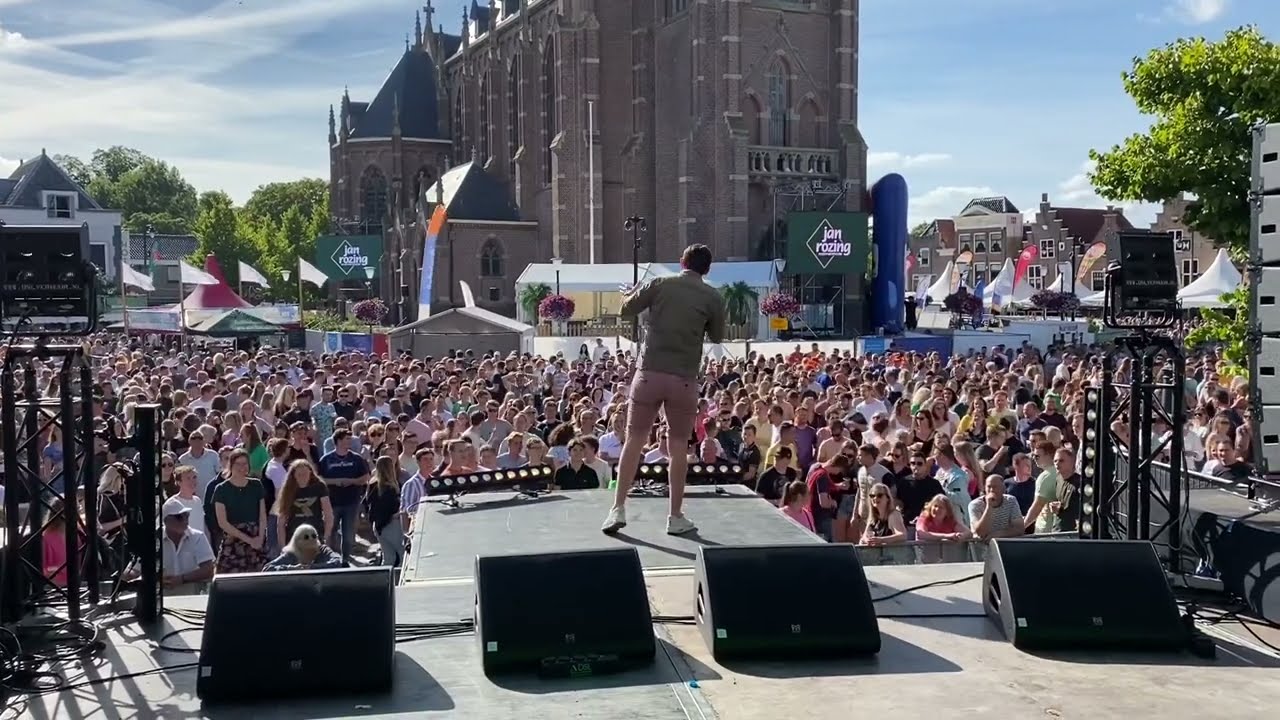 Presentator Maurits Hazeleger tijdens het Popweekend in Schagen 2022