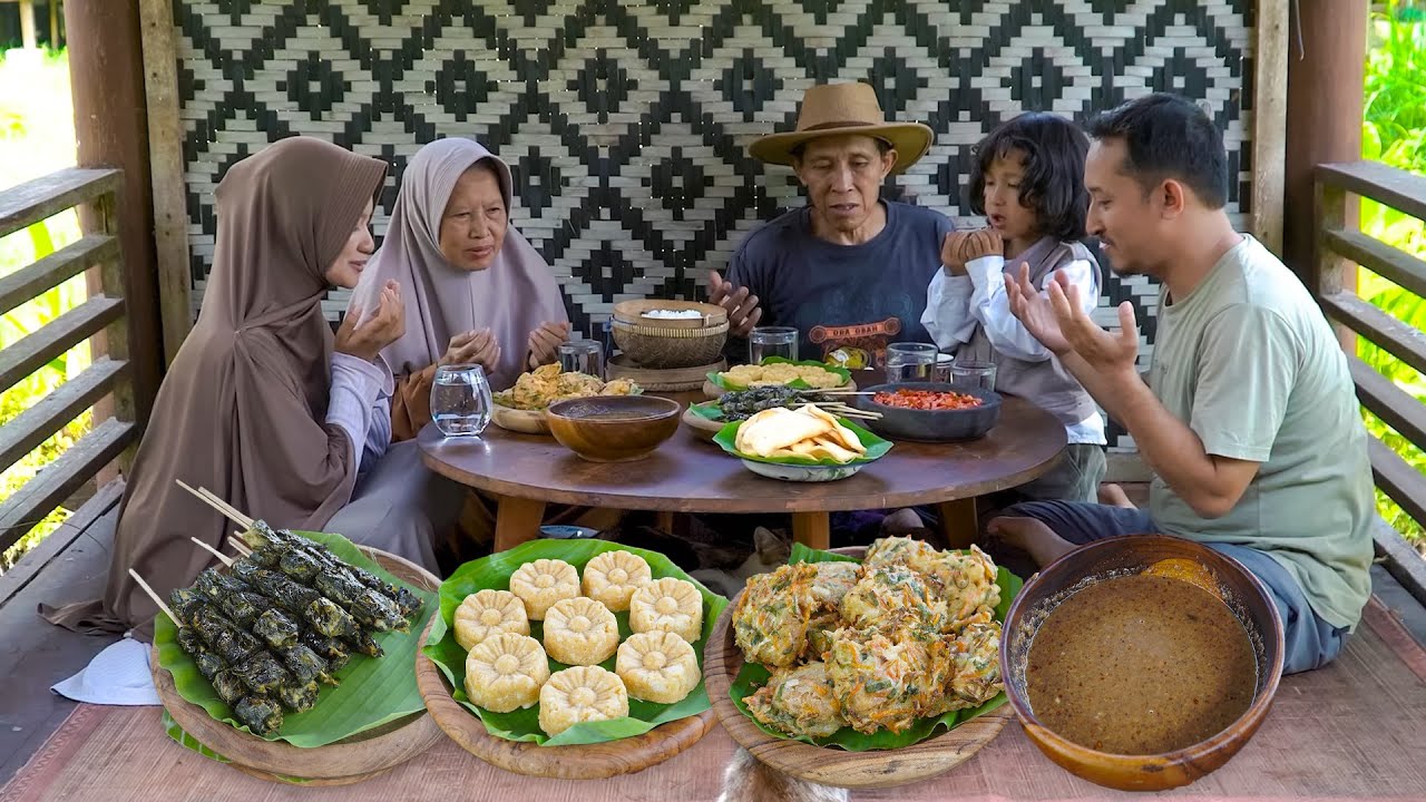 Memetik Daun Singkong | Bikin Sate Daun Singkong dengan Sambal Kacang, Tahu Berontak, Sambal