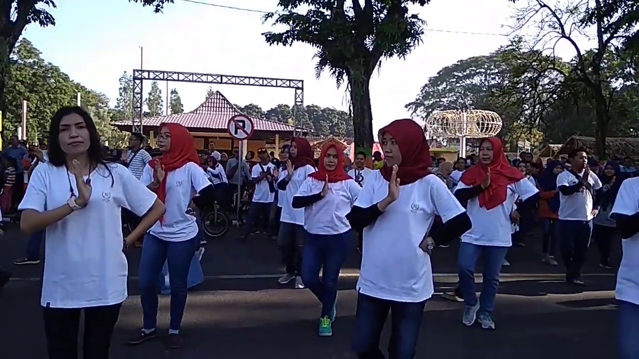 Flash mob tari Godril Lumajangan