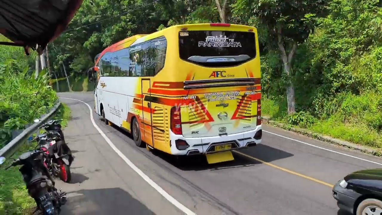 Mobil bus telolet  menjelang puasa tetap ramai 
