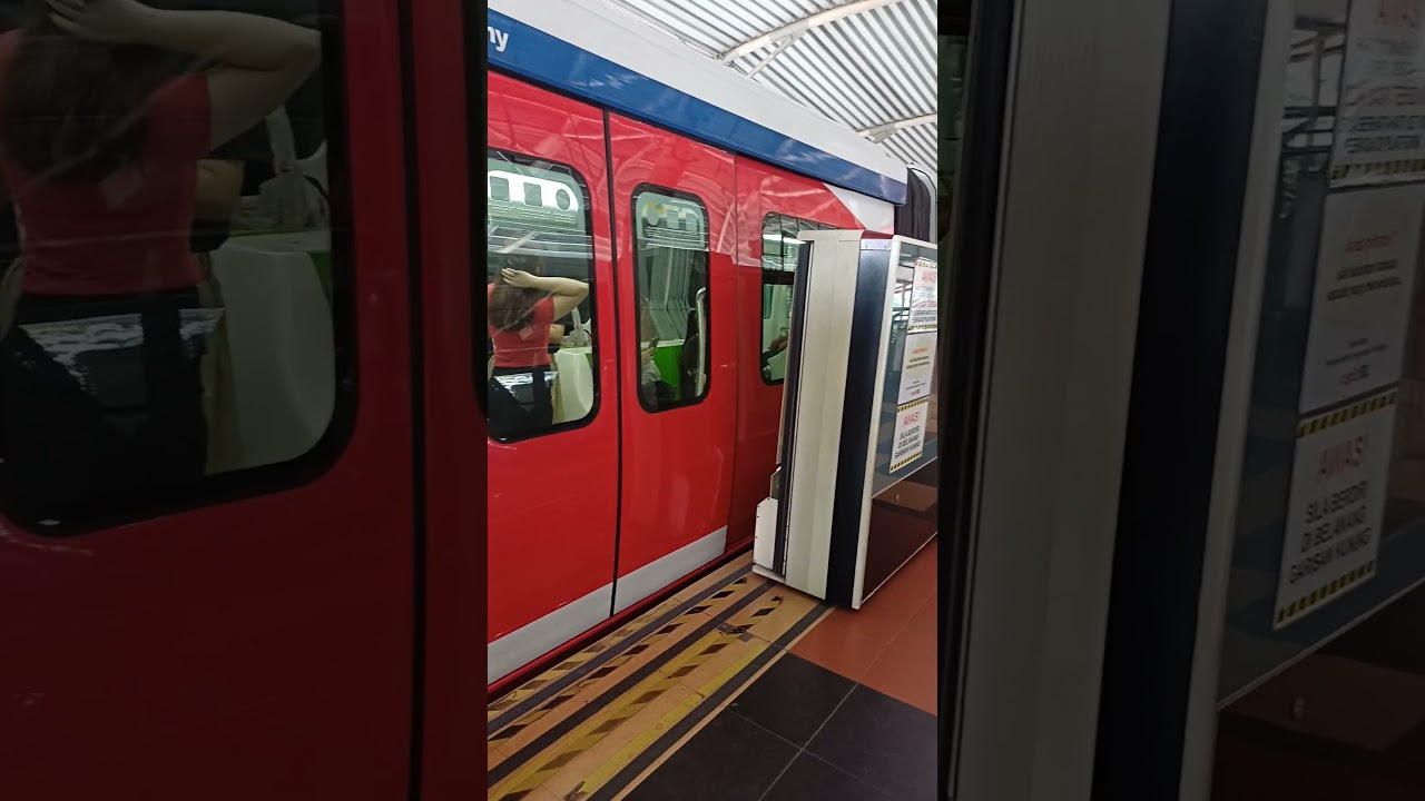 KL Monorail arrives at Raja Chulan Station #kualalumpur #monorail