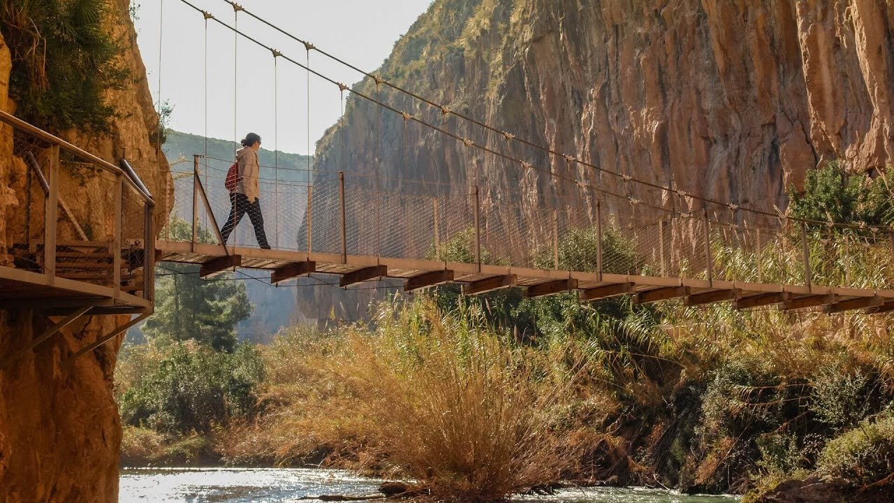 Conecta con la naturaleza desde las alturas. Descubre los puentes de Chulilla #MediterráneoEnAcción