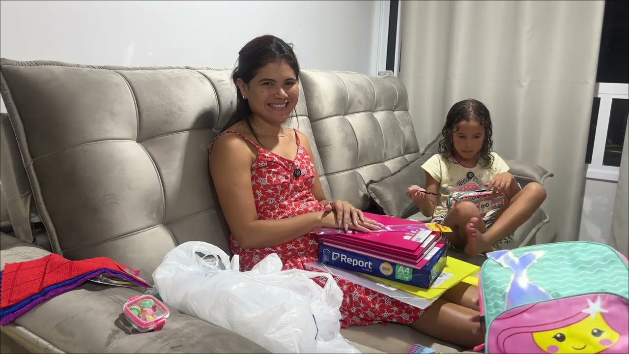 MOSTRANDO OS MATERIAIS ESCOLARES