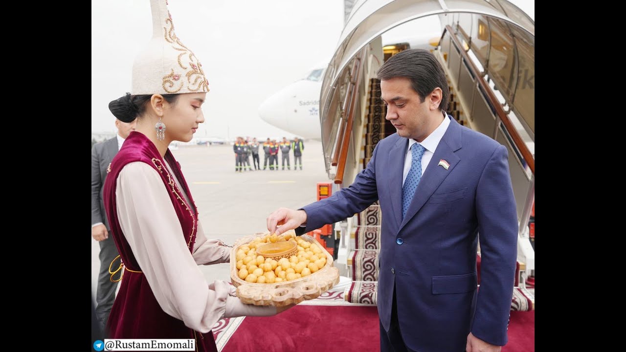 Рустами Эмомалӣ бо сафари корӣ вориди шаҳри Бишкек шуданд.