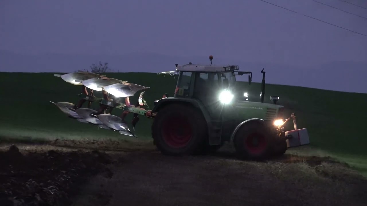 Ploughing with Fendt Favorit 510C Turboshift with Kverneland plow at Slovenian countryside [oranje]
