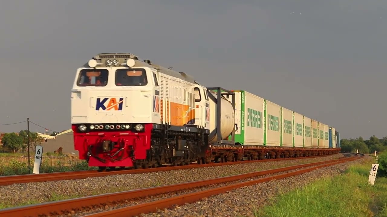 Lalu Lalang Kereta Barang || VIDEO KERETA API