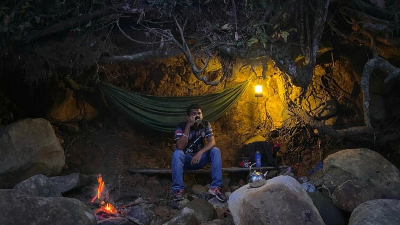 Solo Bushcraft Camping Under Tree root | Overnight Shelter & Campfire Cooking #camping #survival