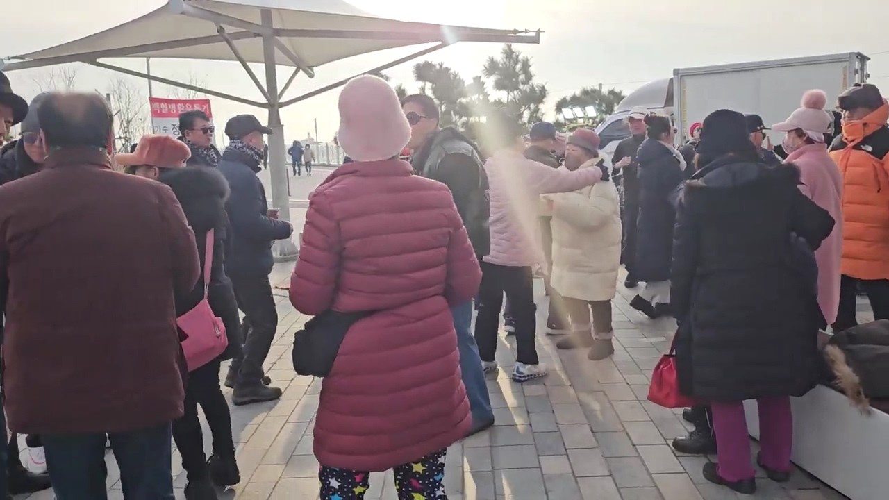 월미도버스킹중~~~ 추운데도다들신났네요 행복하게춤추고!!즐기시는모습이 너무좋아요🎵🎵🎼🎼새해복많이받으세요❣️❣️❣️