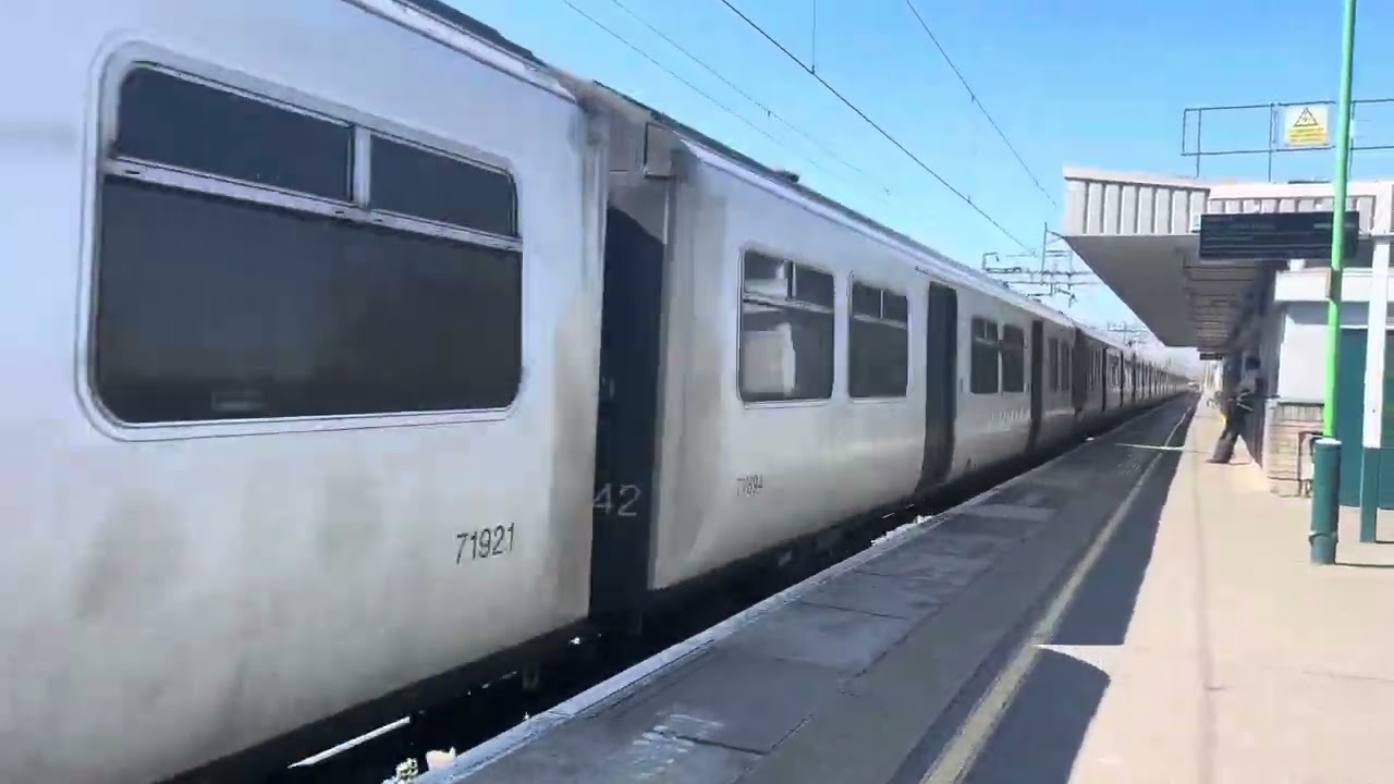 Triple Varamis Rail Class 321s Pass Hemel with a lovely 2 tone!