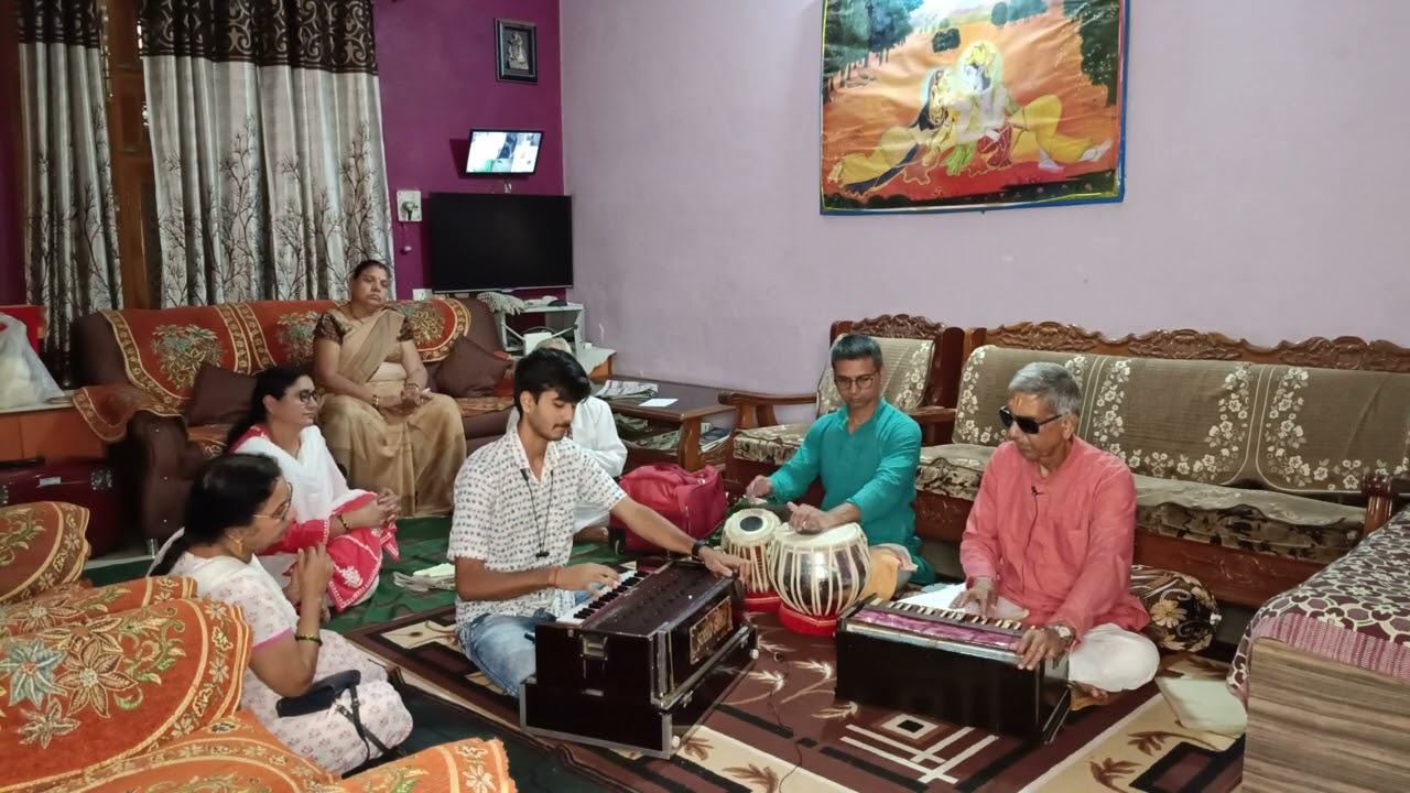 झूलन के झोंके जरा देना सम्हालके। भजन योगेन्द्र 