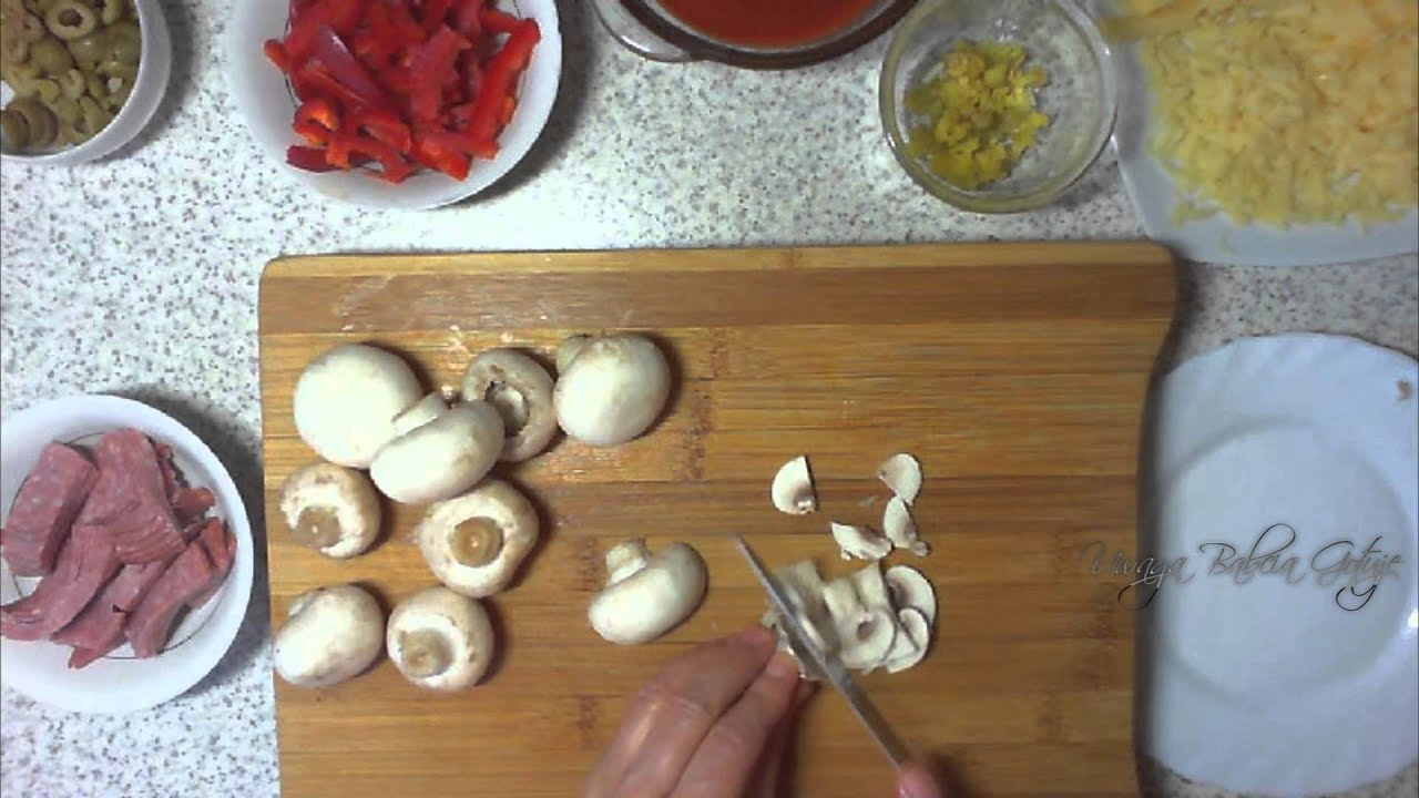 Domowa Pizza z Salami i Pieczarkami