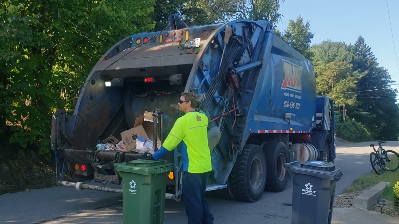 Allied Waste Mack LEU Mcneilus rear loader on residential recycling route.
