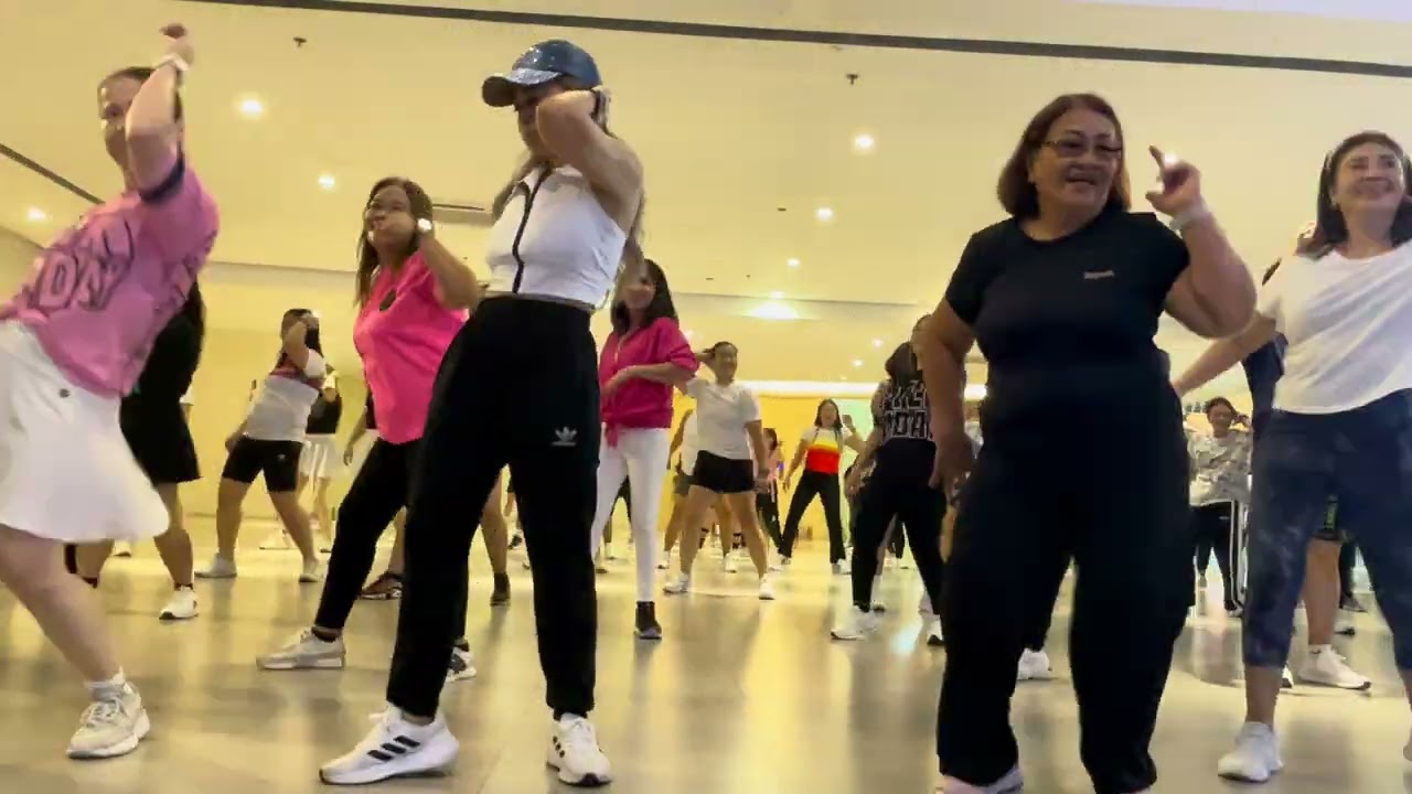 #zumbamom #dance #fitmomsinspire #zumba #zumbafitness #zumbadance 