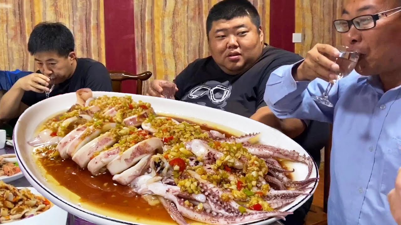 朋友招待海鲜宴，鱿鱼、生蚝、大海螺，不知名的各种鱼，胖哥吃爽了！【胖猴仔】
