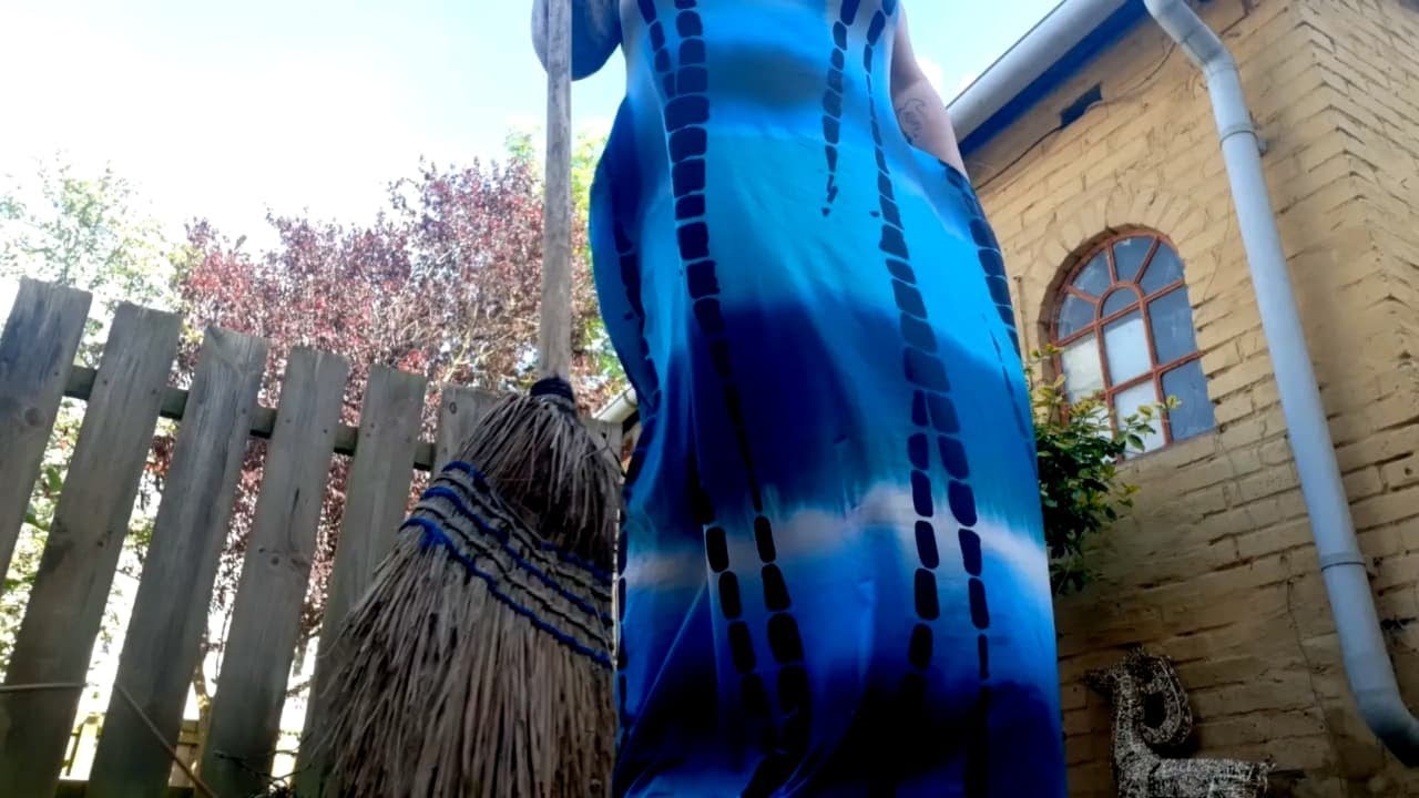 ASMR: Outside● Crunchy sounds● BROOM● Phonescreen tapping and more (No talking 🤫)