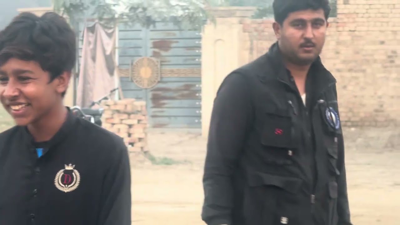 Bachy Banty aur Volly Ball khelty hoye