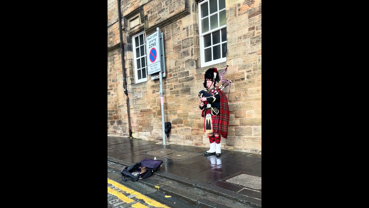 Edinburgh  |  Scotland 🏴󠁧󠁢󠁳󠁣󠁴󠁿  #edinburgh #winterday #bagpipes  #scotland #gayda