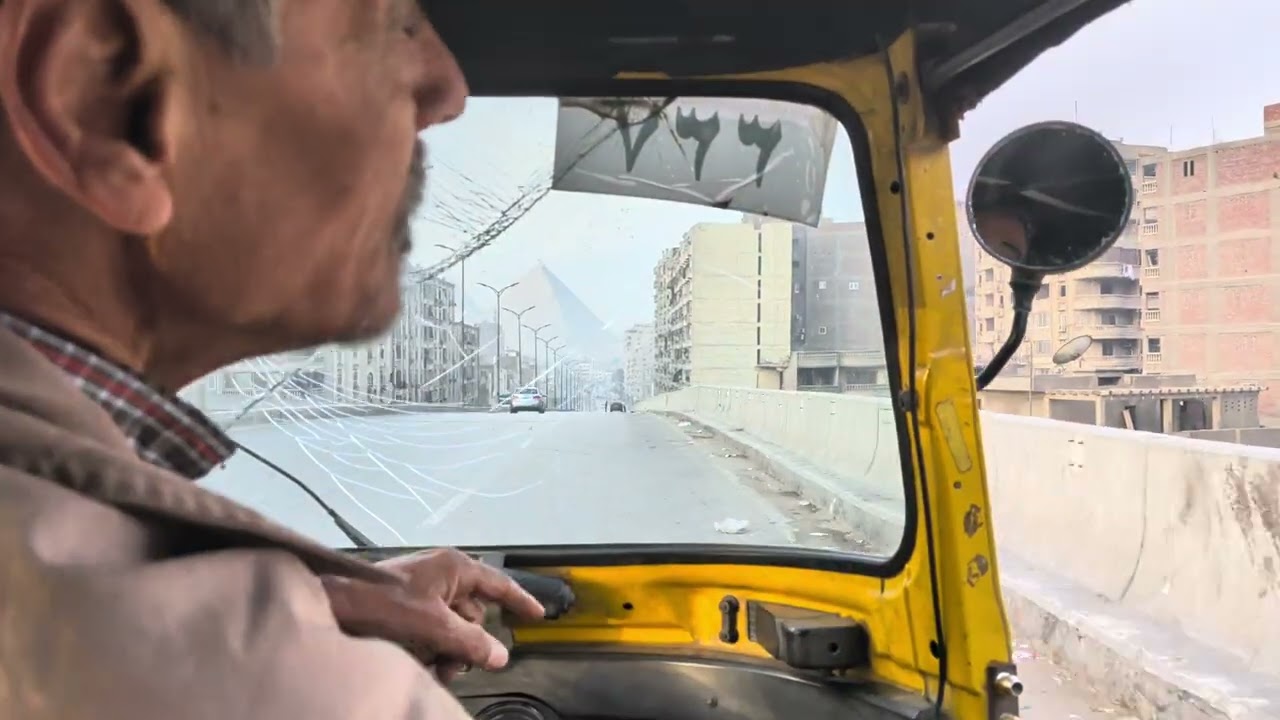 @ The road from Giza train station to the pyramids ギザ鉄道駅からピラミッド周辺へ