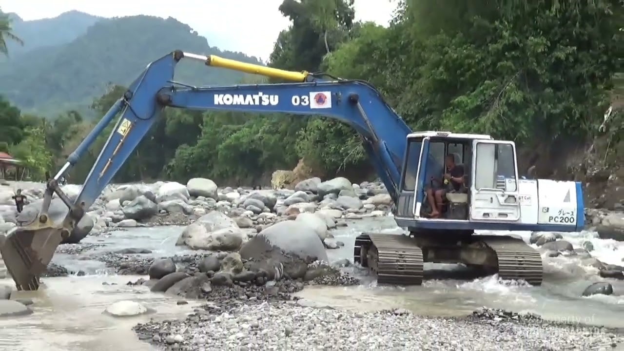 EXCAVATOR KOMATSU PC200 MASIH BERMAIN AIR