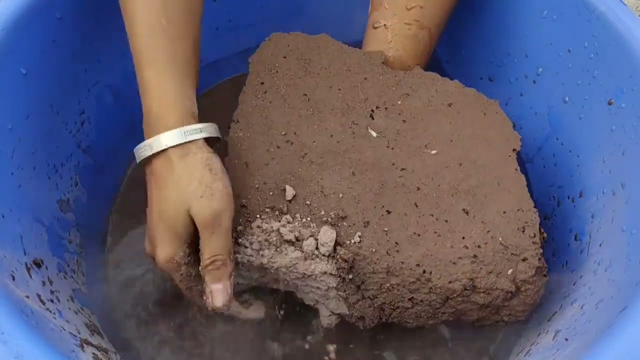 Asmr - Gritty soft red dirt crumbling in water 💦 SA ASMR 