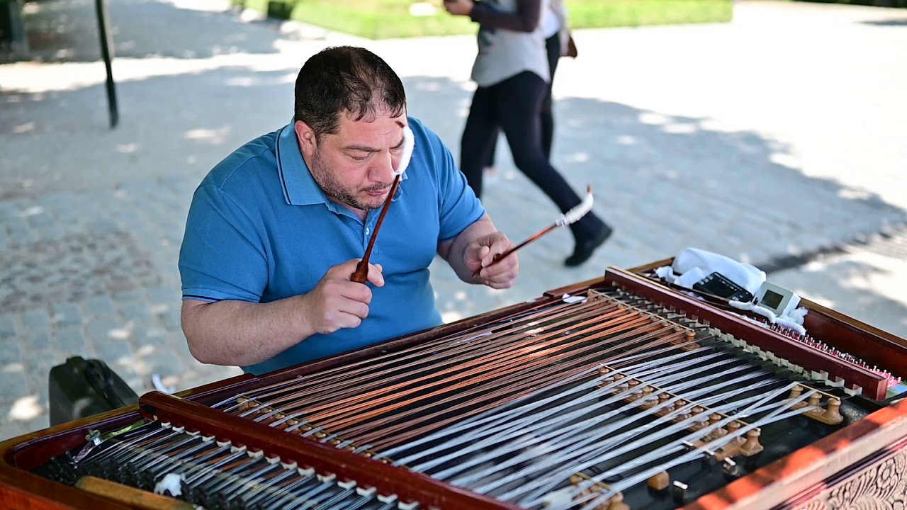 Nae Boak tocando saltério no El Retiro em Madrid