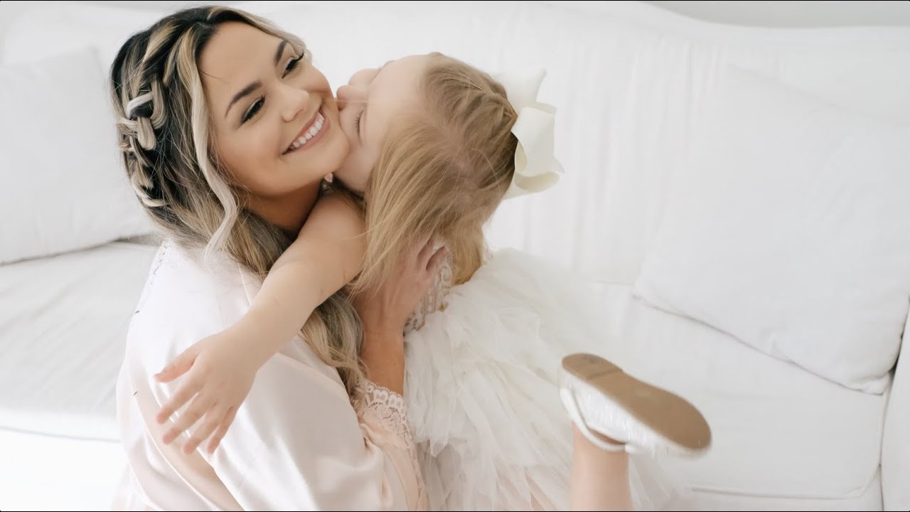Bride's Personal Vows to Daughter Will Make You Cry - Small Wedding | The Ravington Arkansas Venue