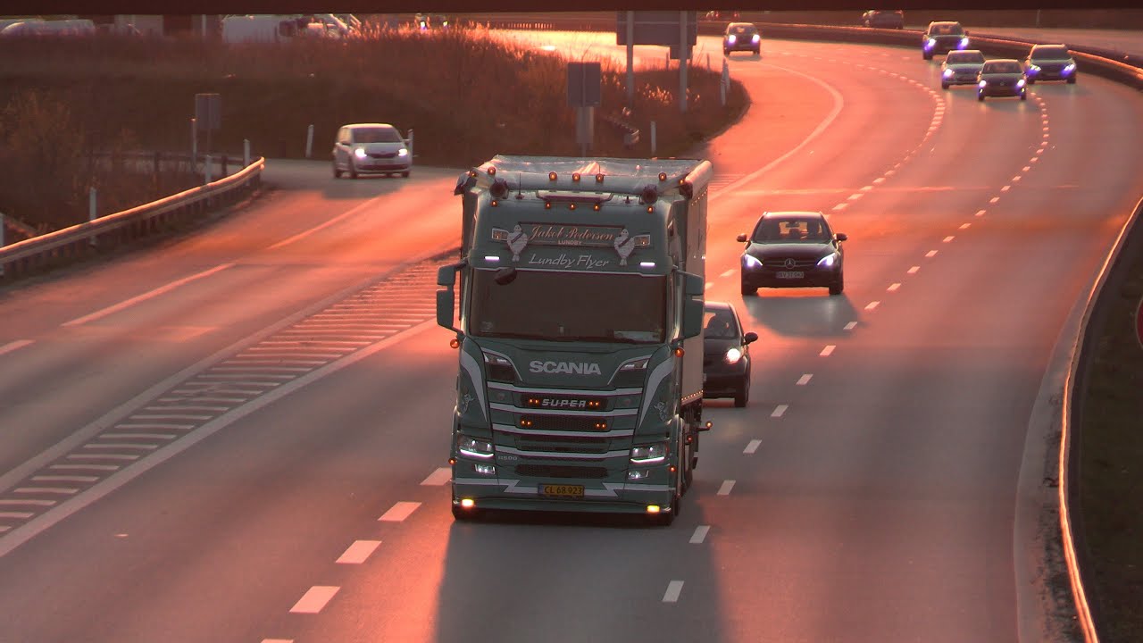 Trucks in the sunset on E20 Denmark 20-04-23 - Trucks -Truckspotting - Mercedes - Scania - MAN