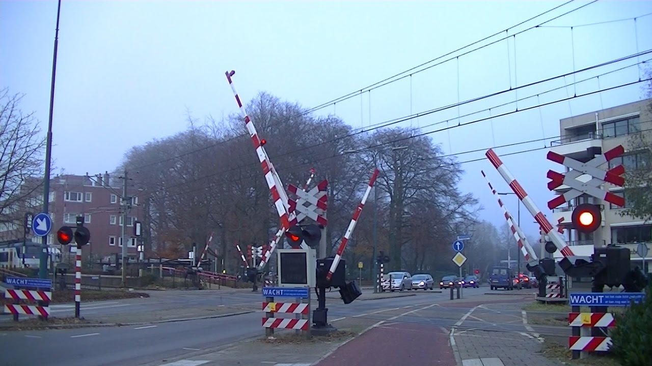 Spoorwegovergang Veenendaal Centrum // Dutch railroad crossing