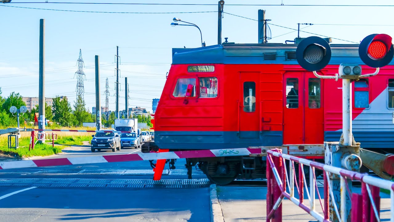 ЖЕЛЕЗНАЯ ДОРОГА. Пригородный электропоезд проходит железнодорожный переезд. Санкт-Петербург