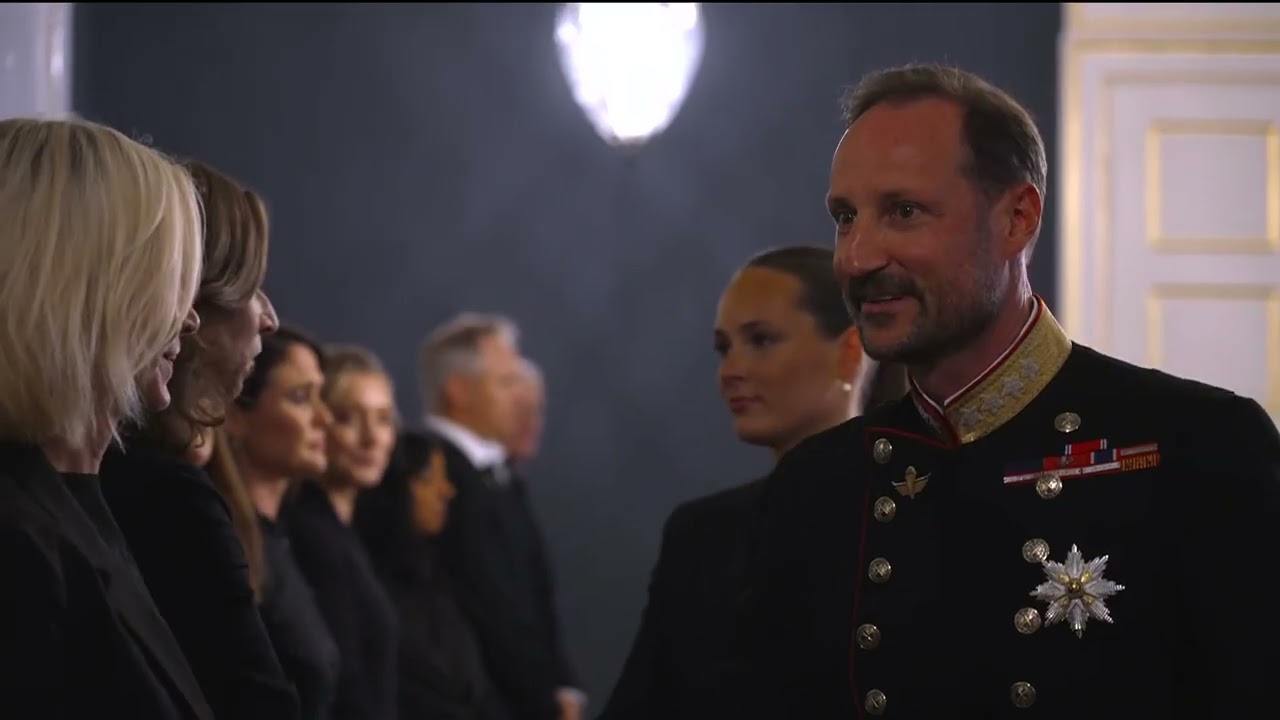 King Haakon VIII and Crown Princess Ingrid Alexandra hold extraordinary cabinet meeting.