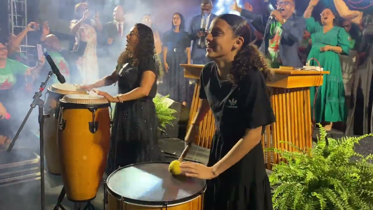 Adoradoras e o cantor Elias Silva