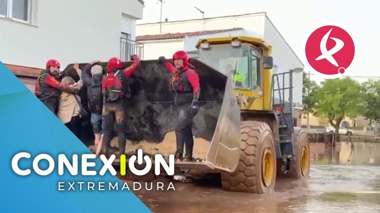 Utiliza su excavadora para rescatar a personas en las inundaciones de Utiel | Conexión Extremadura