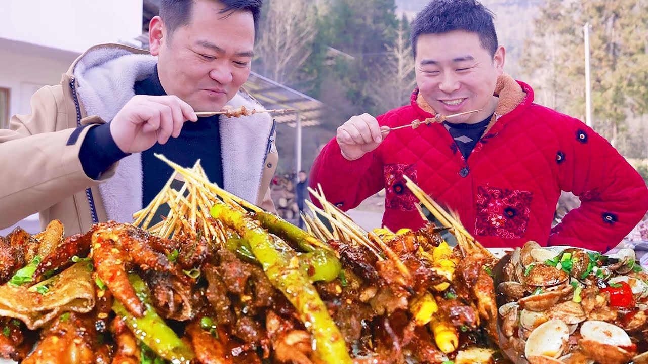 【超小厨】杨家山小烧烤招待万州亲家！羊肉串猪肉串加香菜，大片肉烤得滋滋冒油！爽得很！