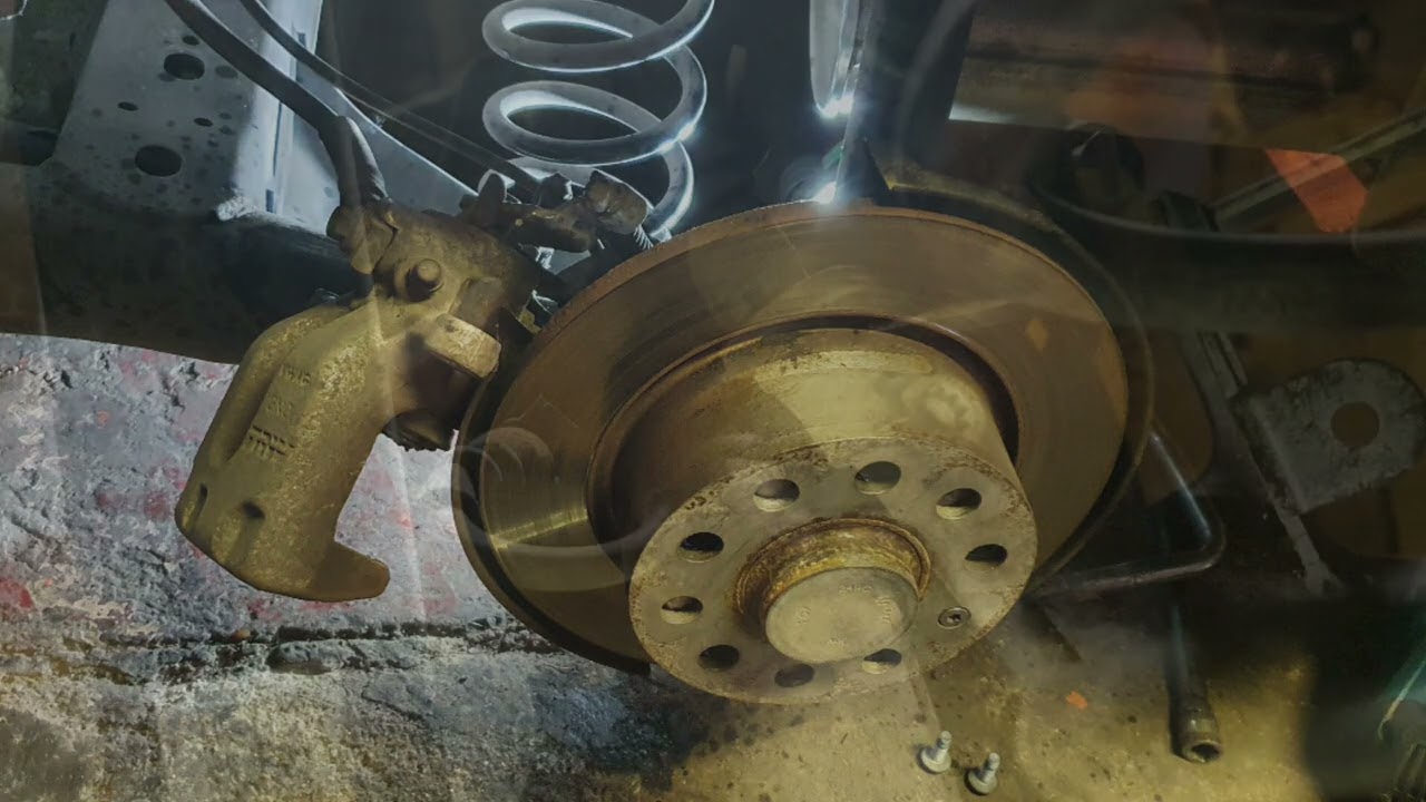 Skoda Octavia III 1.4 TSI (5E) - Rear brake pads and discs replacement